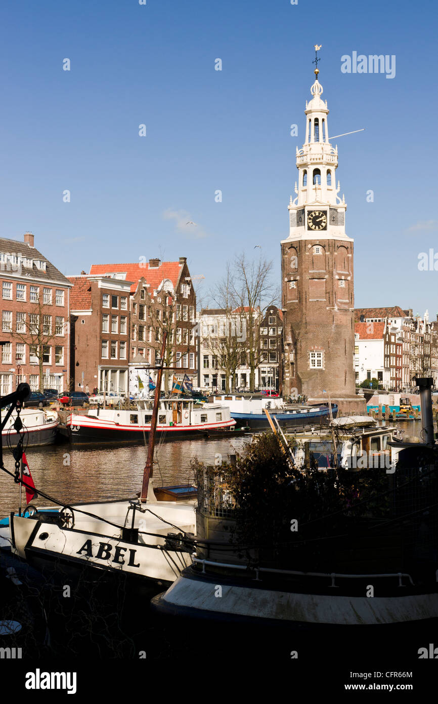 Die Montelbaansturm ist ein Turm am Ufer des Kanals Oudeschans in Amsterdam, Niederlande. Stockfoto