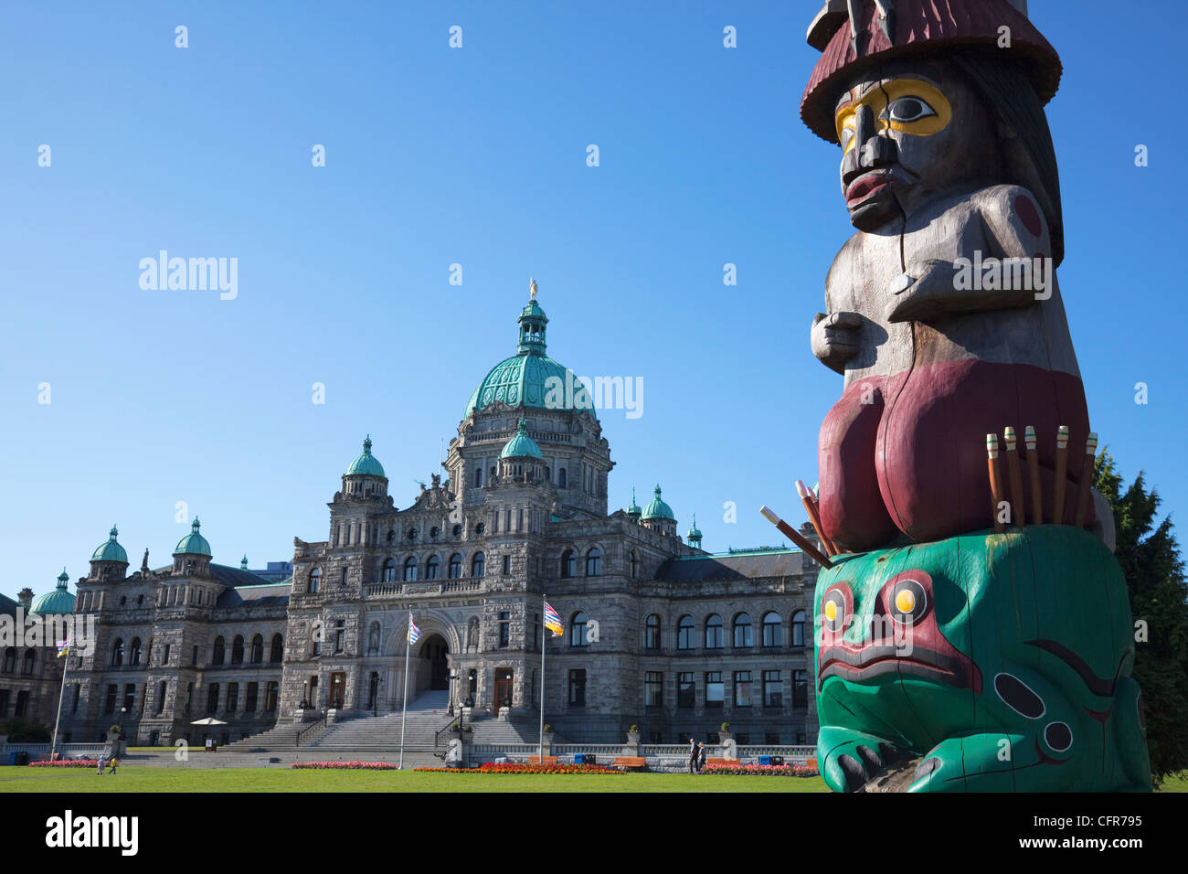 Totempfahl und Parlamentsgebäude, Victoria, Vancouver Island, British Columbia, Kanada, Nordamerika Stockfoto
