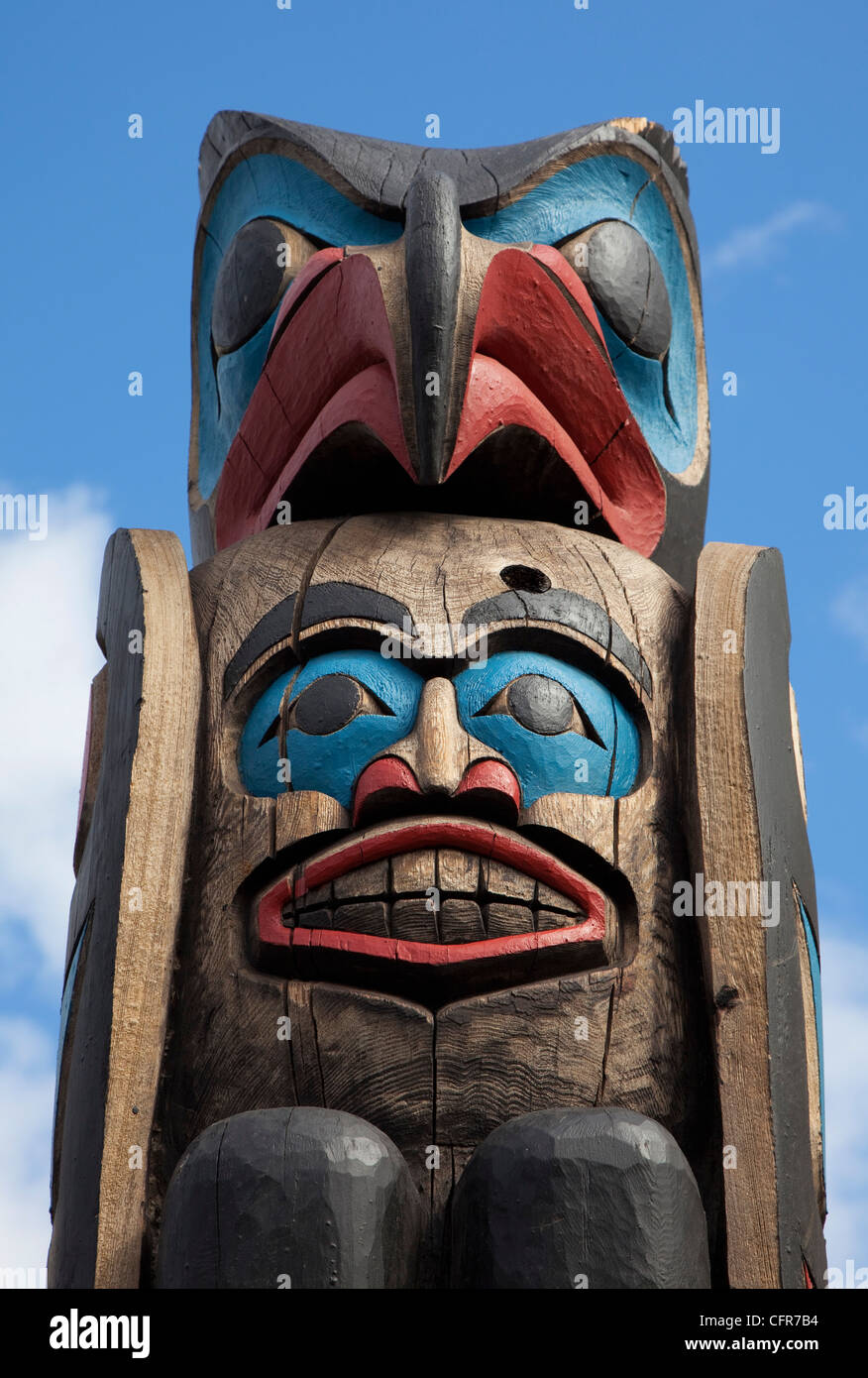 Oben auf einem Totempfahl, Duncan, Victoria Island, British Columbia, Kanada, Nordamerika Stockfoto