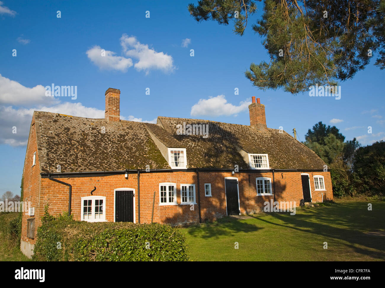 Ehemaligen Hütten fusionierten zur Form Dorfhalle, The Trust Hall, Shottisham, Suffolk, England Stockfoto
