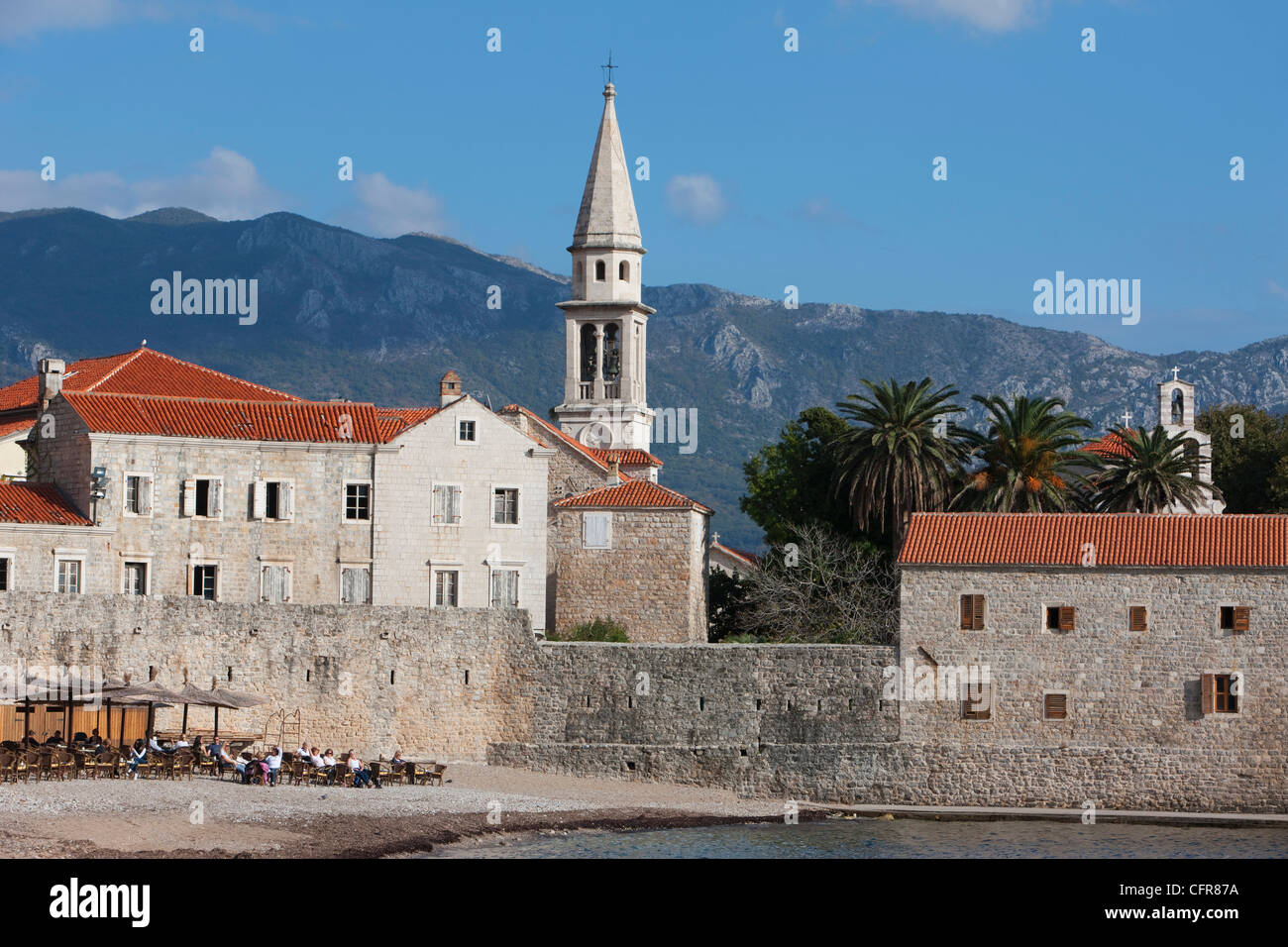 Budva befestigte alte Stadt an der adriatischen Küste mit dem Turm von St. John's-Kirche und Budva Strand, Budva, Montenegro, Europa Stockfoto