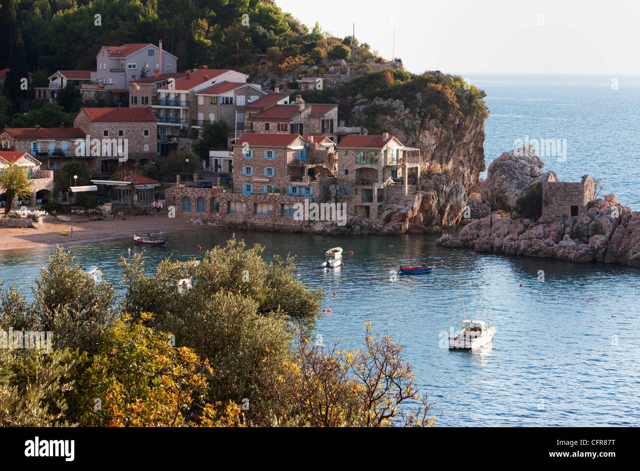 Häuser, Hafen und Strand von Przno an der Adria, Montenegro, Europa Stockfoto