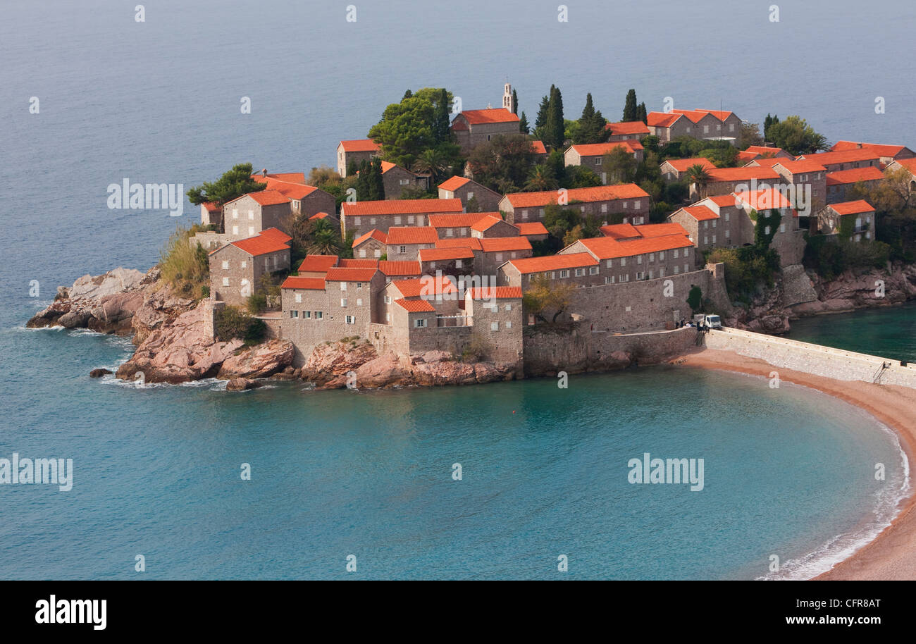 Strand und Häuser auf der Insel Hotel Sveti Stefan an der adriatischen Küste, Sveti Stefan, Montenegro, Europa Stockfoto