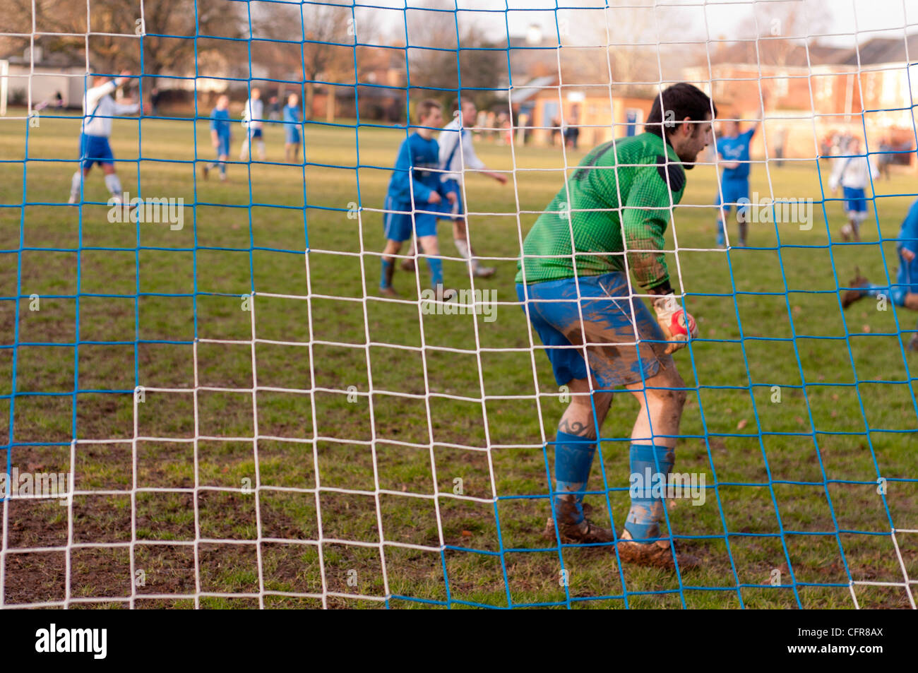 Basisfußball. Torhüter des lokalen Fußballspiels der Sonntagsliga. Stockfoto