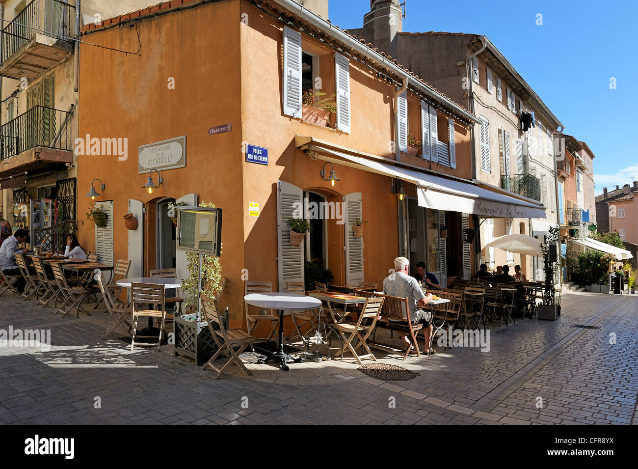 Zurück Straße Restaurants, St. Tropez, Var, Provence, Cote d ' Azur, Frankreich Stockfoto