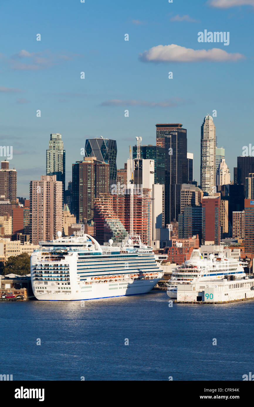 Blick auf Midtown Manhattan in den Hudson River, Manhattan, New York City, New York, Vereinigte Staaten von Amerika, Nord Amerika Stockfoto