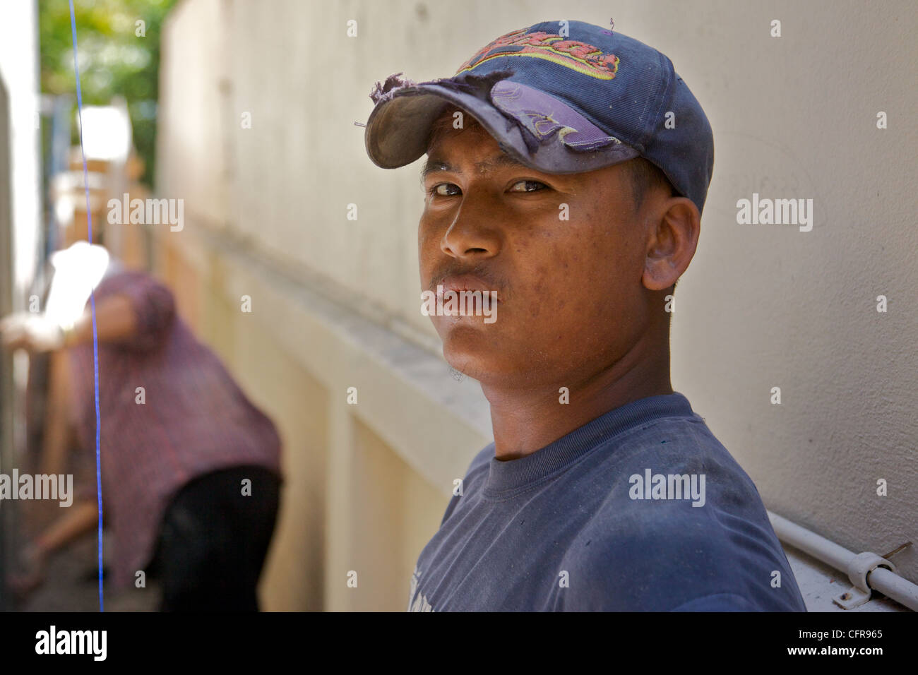 Eine burmesische Mann arbeitet auf einer Baustelle in Thailand Stockfoto