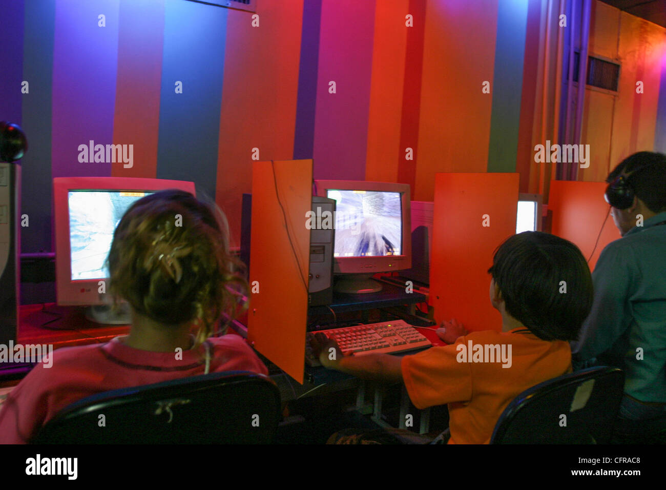 Brasilianische Jugendliche in einem Internetcafé in Rio De Janeiro, Brasilien Stockfoto