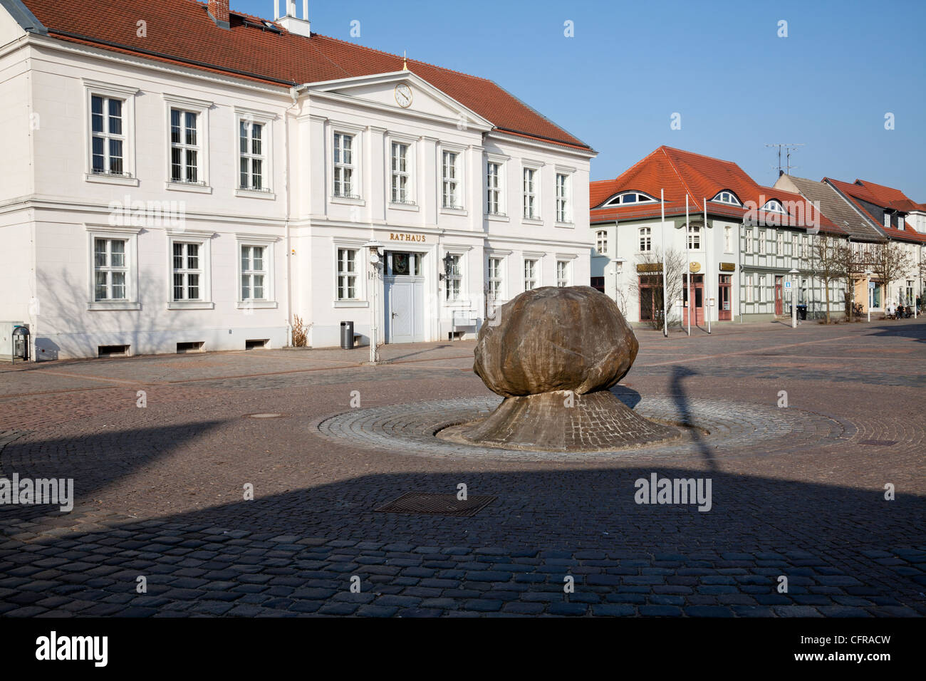 Rathaus und Marktstrasse, Pritzwalk, Brandenburg, Deutschland Stockfoto
