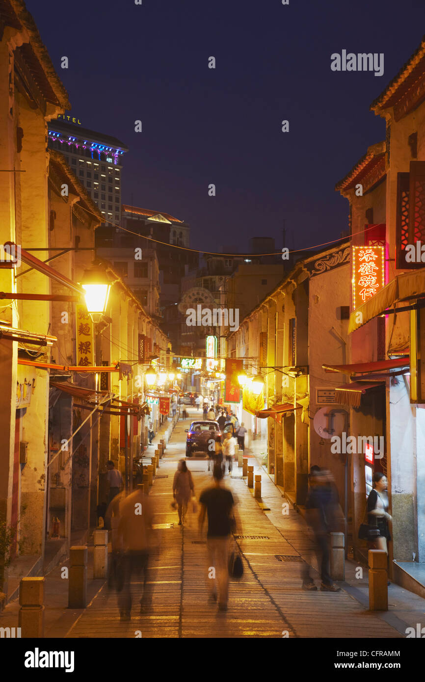 Menschen zu Fuß entlang der Rua da Felicidade bei Dämmerung, Macau, China, Asien Stockfoto