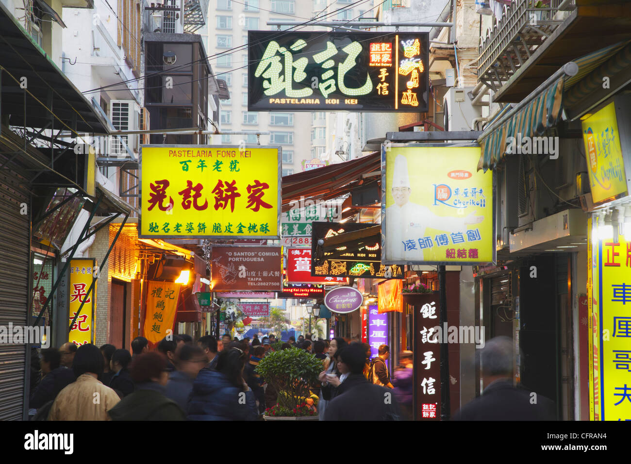 Massen Essen Straße entlang der Rua da Cunha, Taipa, Macao, China, Asien Stockfoto