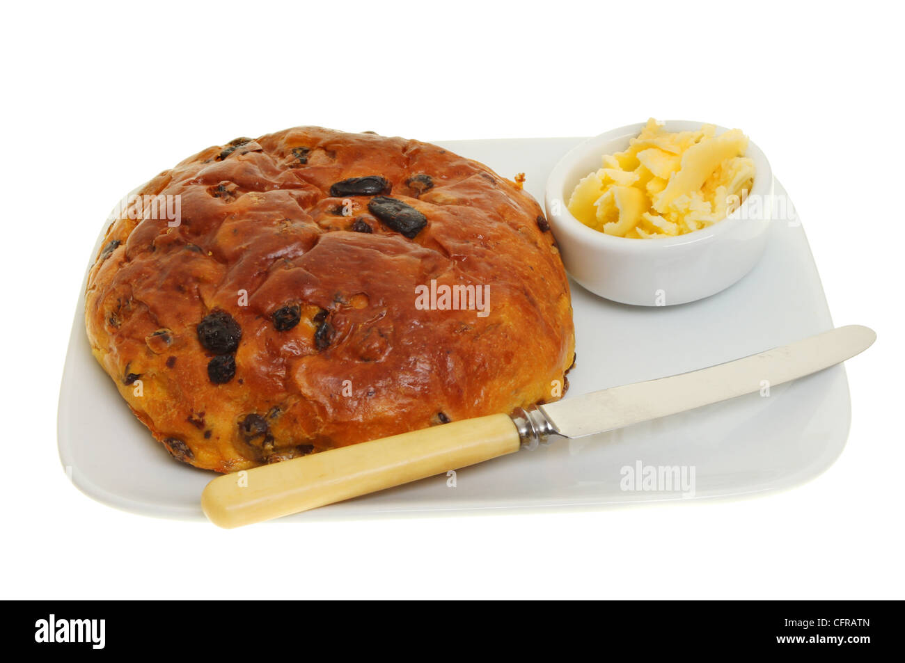 Safran Brötchen Butter und ein Messer auf einem Teller isoliert gegen weiß Stockfoto