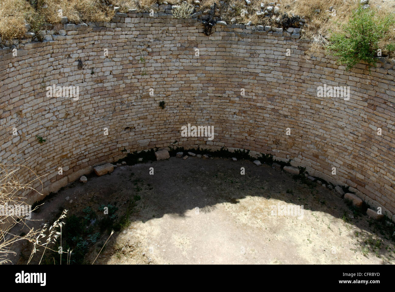 Mykene. Peloponnes. Griechenland. Erhöhten Blick auf das Grab des Löwen befindet sich außerhalb der Burgmauern in Mykene. Aus dem Stockfoto