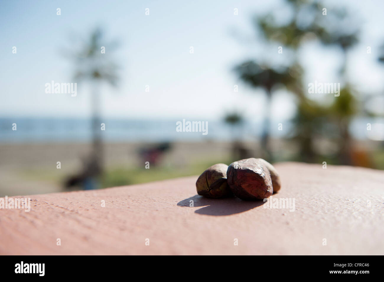 Schließen Sie herauf Bild aus Kies mit dem Strand und Meer geworfen unscharf Stockfoto