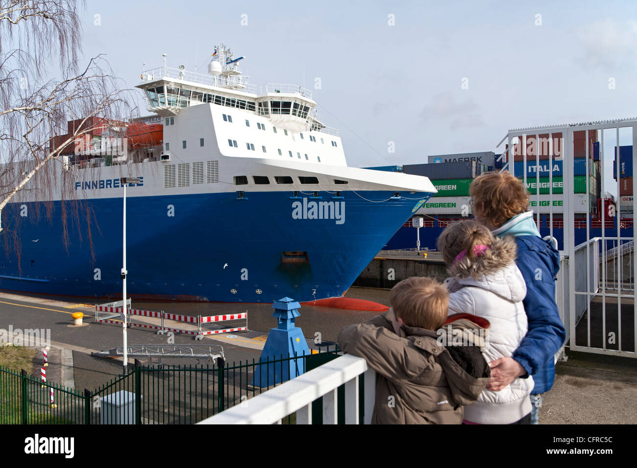 Containerschiff im Nord-Ostsee-Kanal Schleuse in Brunsbüttel, Schleswig-Holstein, Deutschland Stockfoto