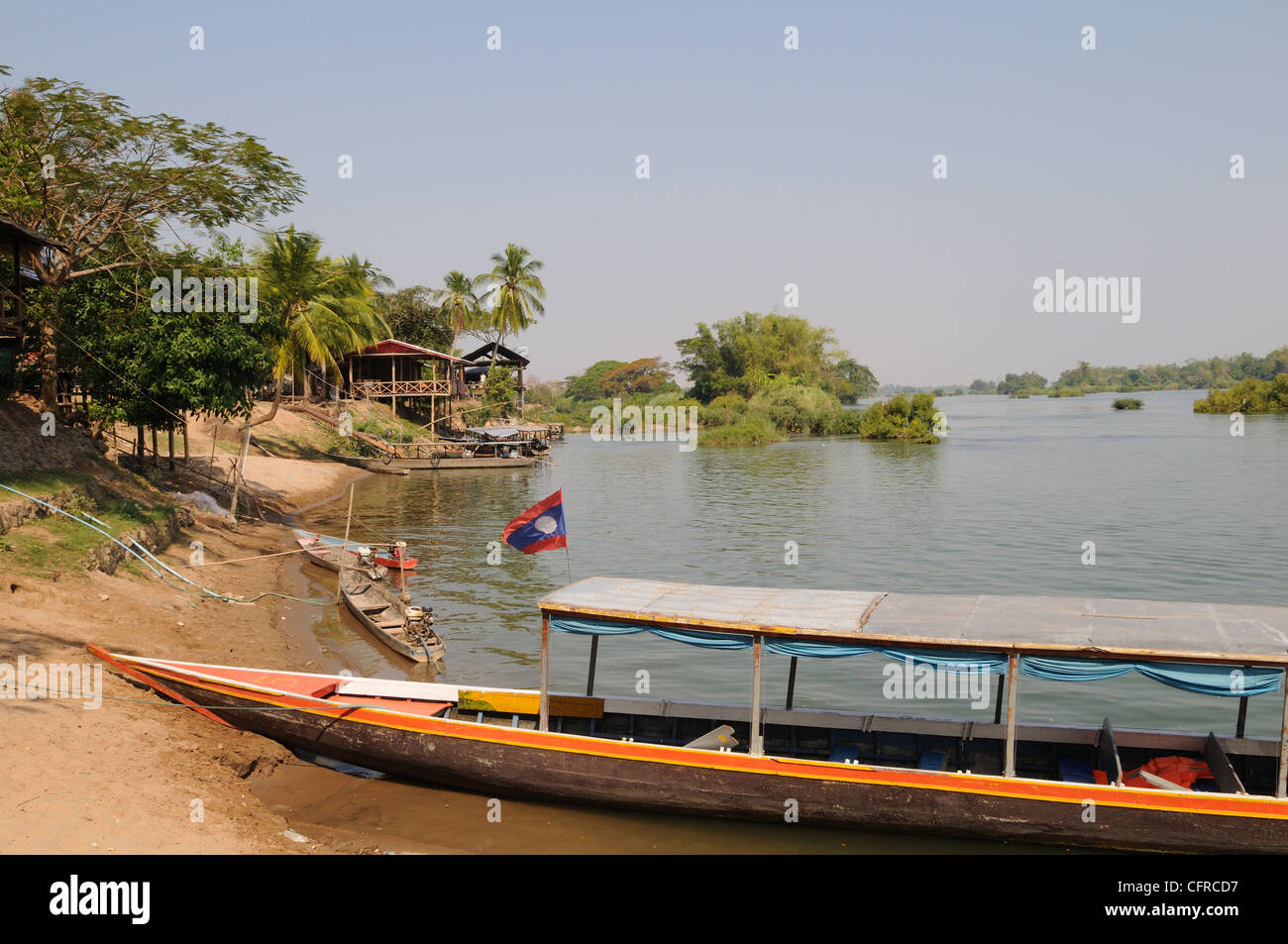 Longboat auf dem Mekong in Don Det Dorf Si Phan Don Laos Stockfoto