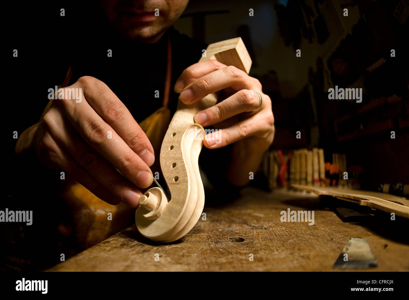 Lautenisten Shop in Florenz: Vettori Lutherie, Handwerker, Handwerker, Musikinstrument, Violine Stockfoto