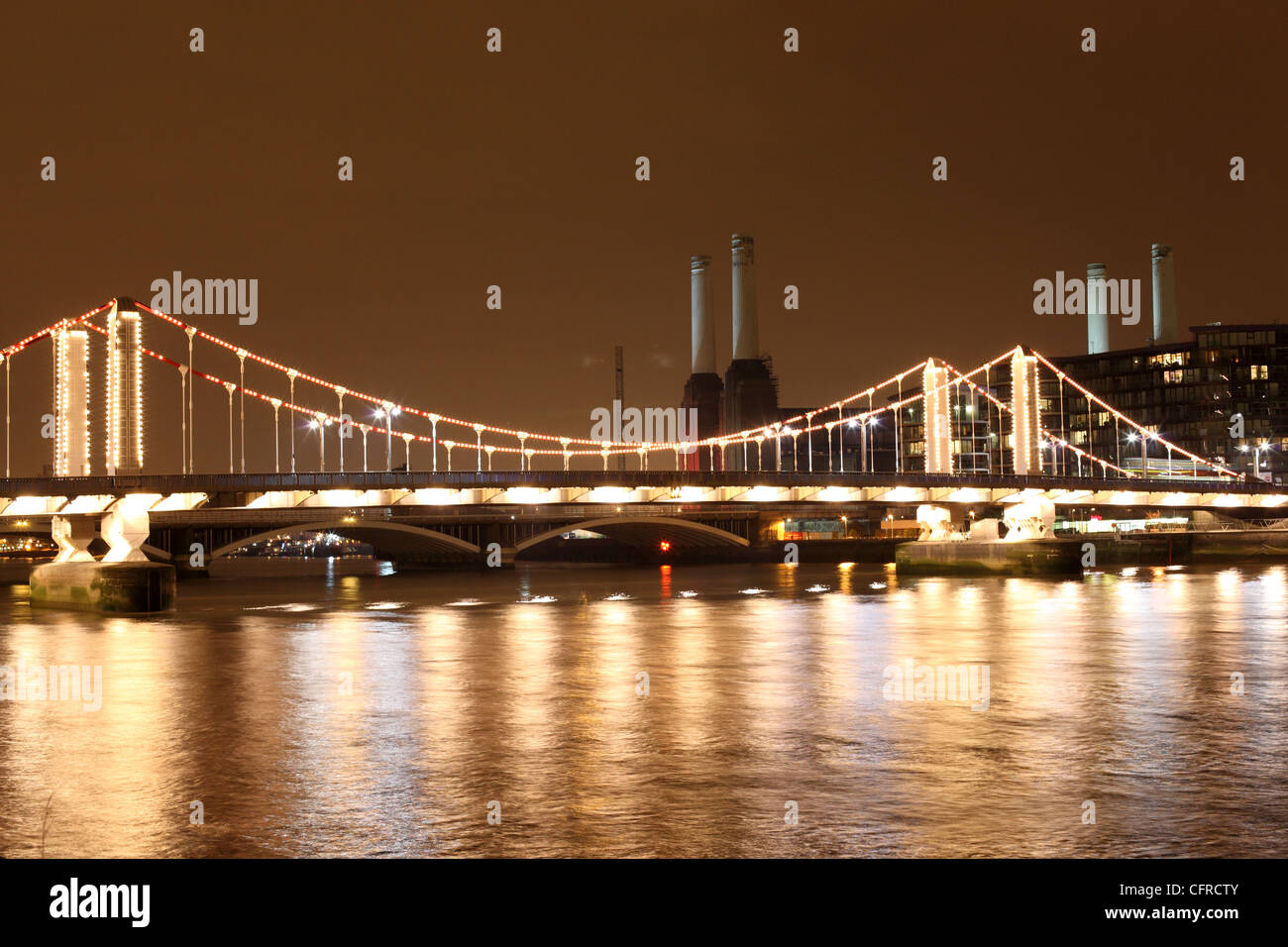 Chelsea Brücke und Battersea Power Station in der Nacht Stockfoto