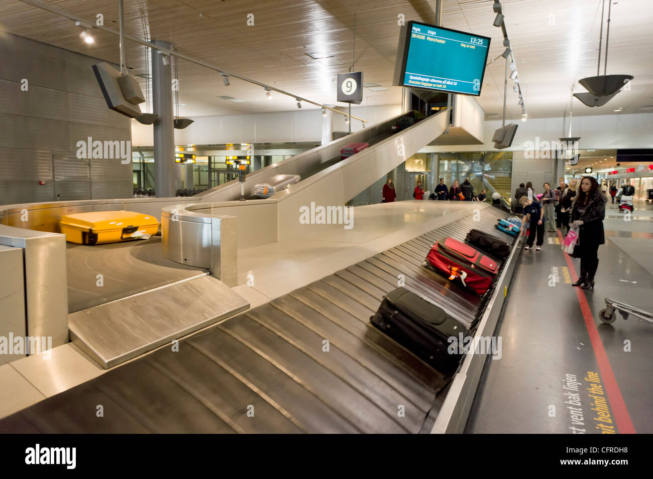 warten auf Koffer auf dem Gepäckband in Ankunftshalle am Oslo Flughafen