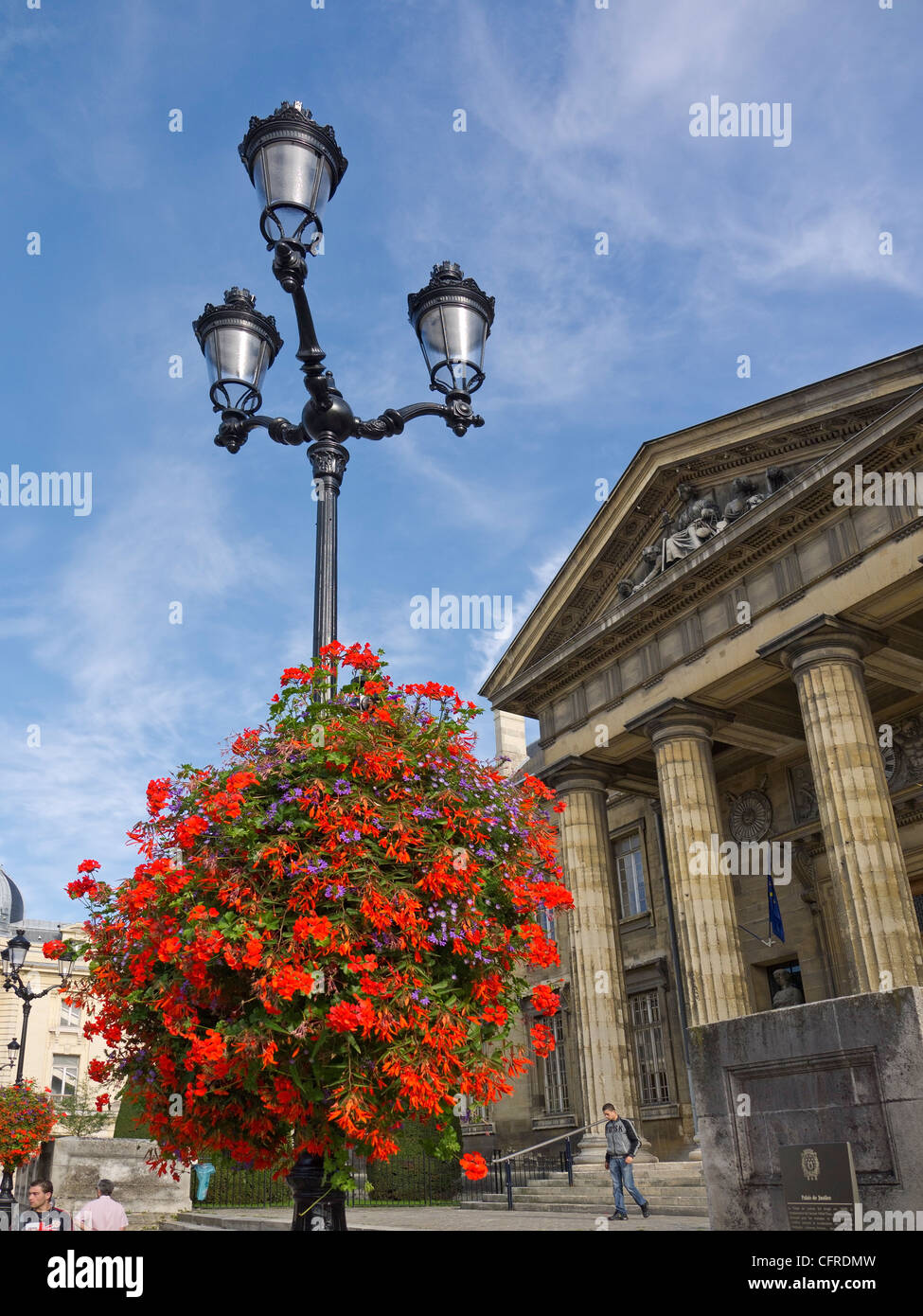 Hängenden Körben auf den Straßen von Reims, Frankreich. Stockfoto