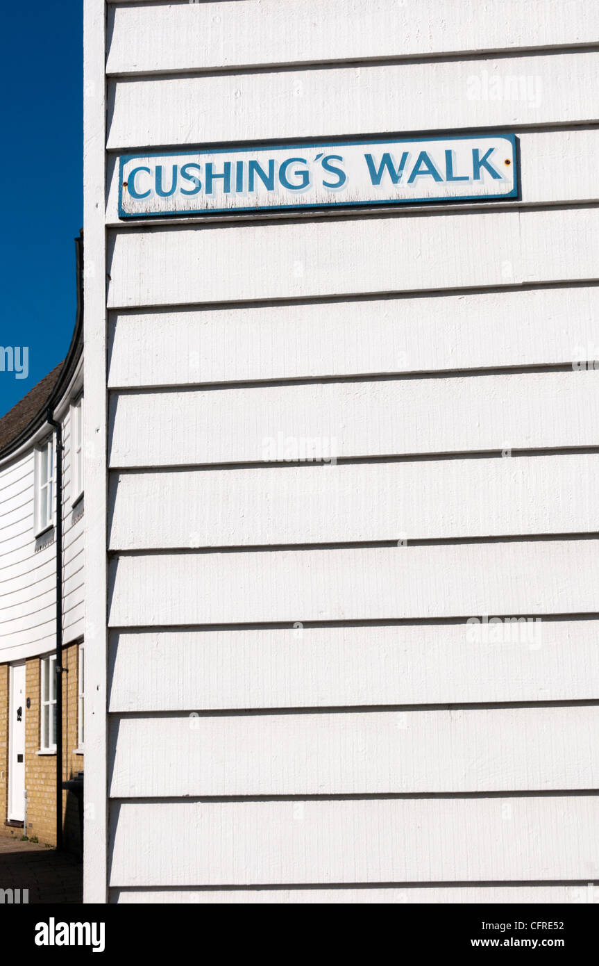 Straßenname Zeichen für Cushing Spaziergang auf einem weatherboarded Gebäude in Whitstable, Kent. Der Schauspieler Peter Cushing lebte in der Stadt. Stockfoto