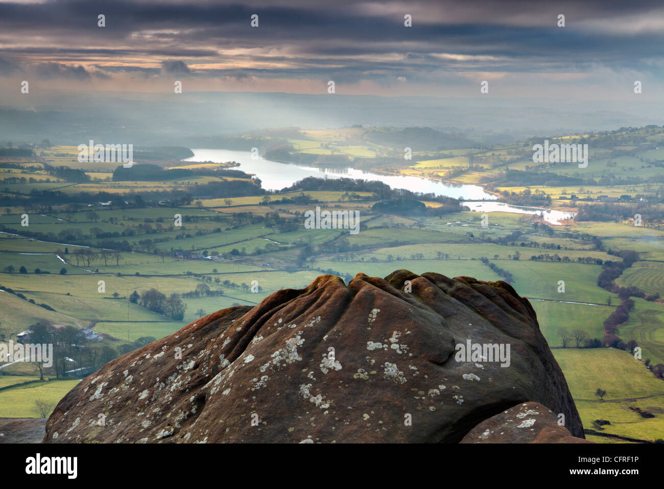 Horizontale Foto von der Aussicht Süden die Kakerlaken in Richtung Tittesworth Resevoire im Peak District National Park Stockfoto