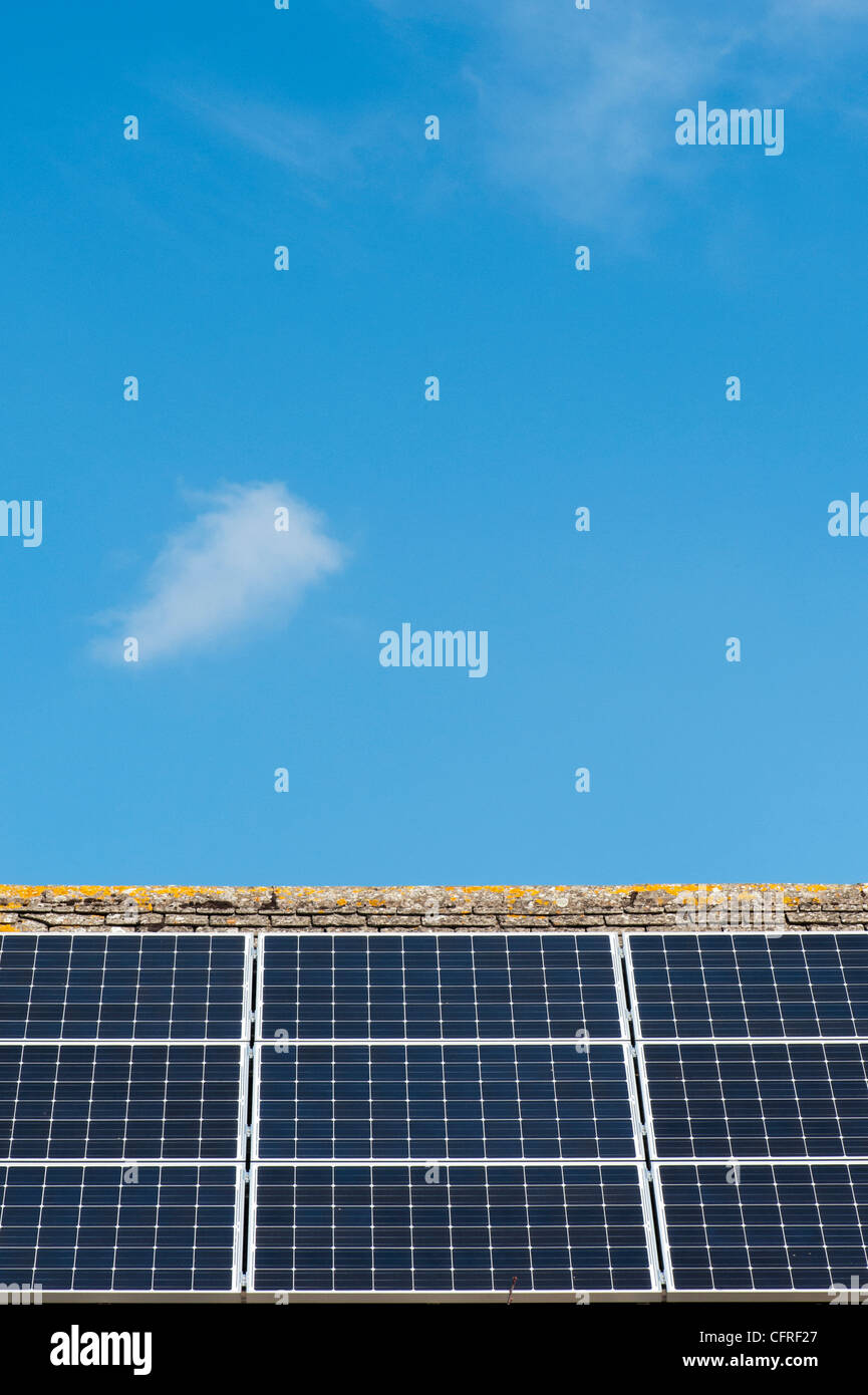 Sonnenkollektoren auf einem Hausdach Stockfoto