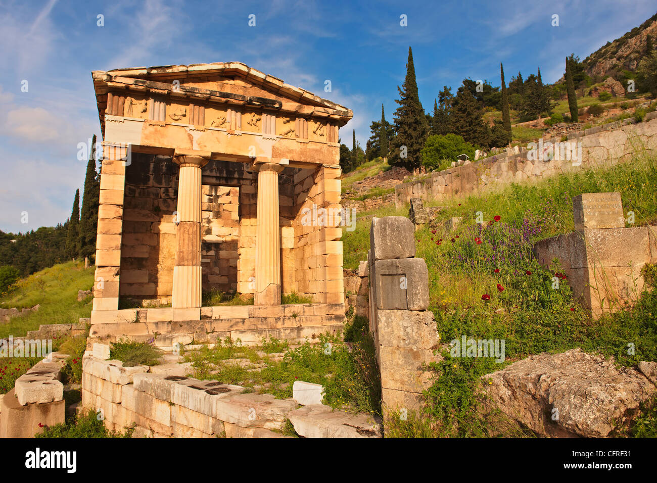 Schatzkammer von Athen, errichtet zur Erinnerung an den Sieg in der Schlacht von Marathon. Delphi, archäologische Stätte, Griechenland, Stockfoto