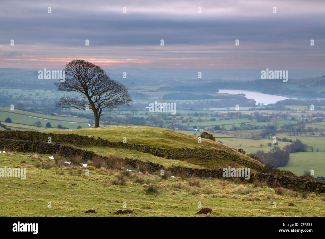 Horizontale Foto von der Aussicht Süden die Kakerlaken in Richtung Tittesworth Resevoire im Peak District National Park Stockfoto