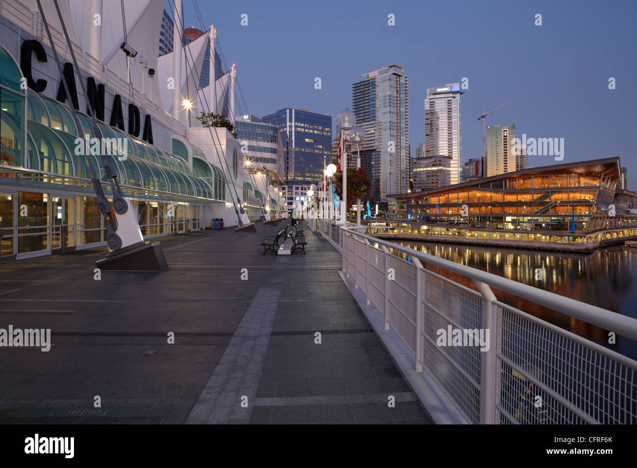 Eine Ansicht des Canada Place und der Innenstadt von Vancouver, British Columbia, Kanada, Nordamerika Stockfoto