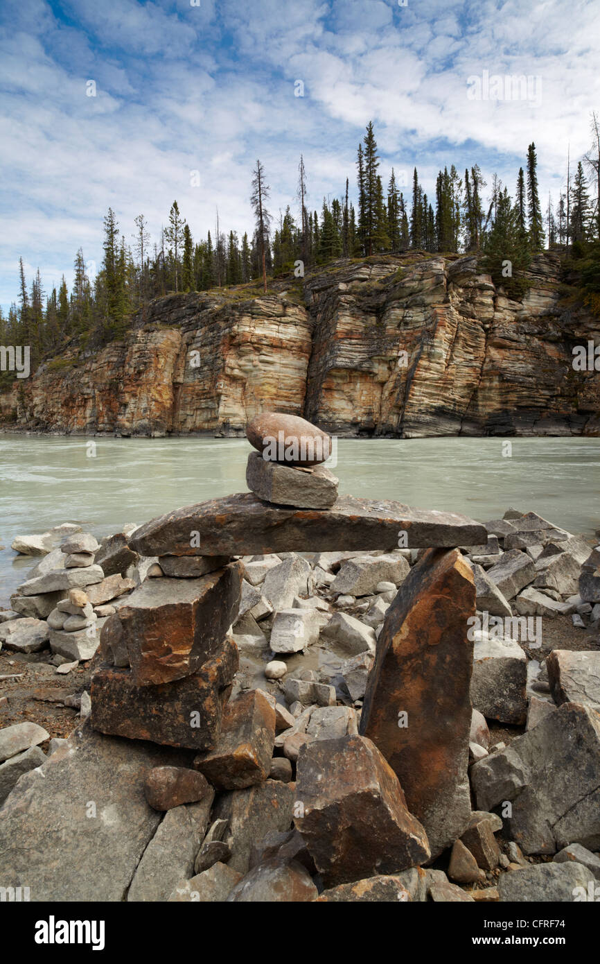 Steinskulpturen und Cairns neben dem Athabasca River in den kanadischen Rocky Mountains, Alberta, Kanada, Nordamerika Stockfoto