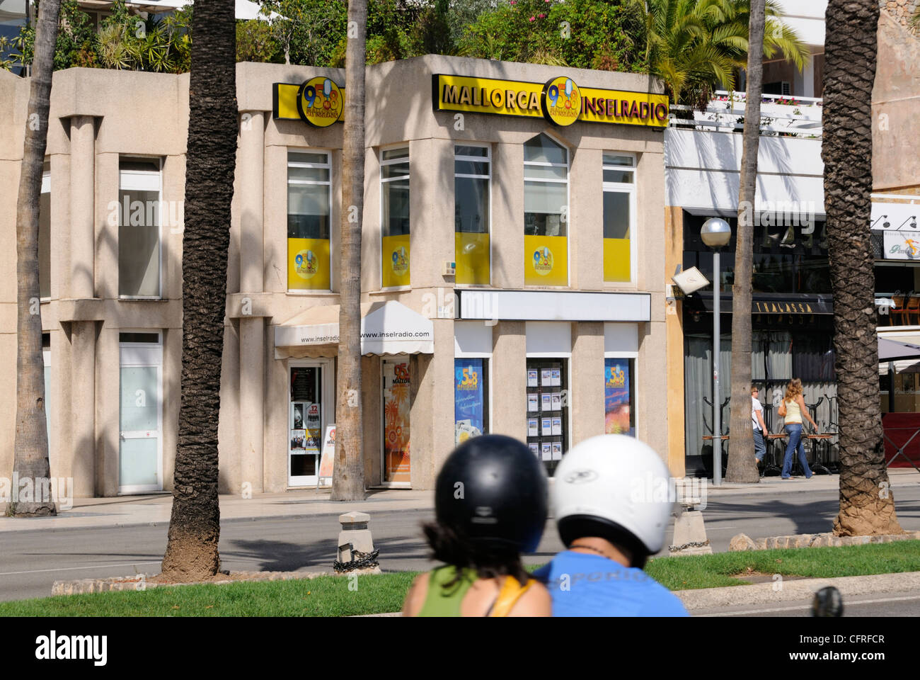 Mopedfahrer, Fachzeitung Mallorca Inselradio, Palma, Mallorca. | Moped-Fahrer, Gebäude Inselradio Mallorca, Palma, Mallorca. Stockfoto