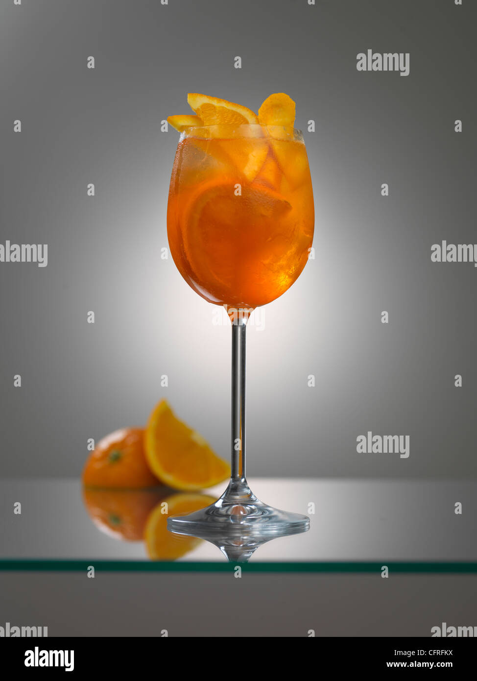 Große Cocktail mit frischen Orangen. (Studio-Foto) Stockfoto