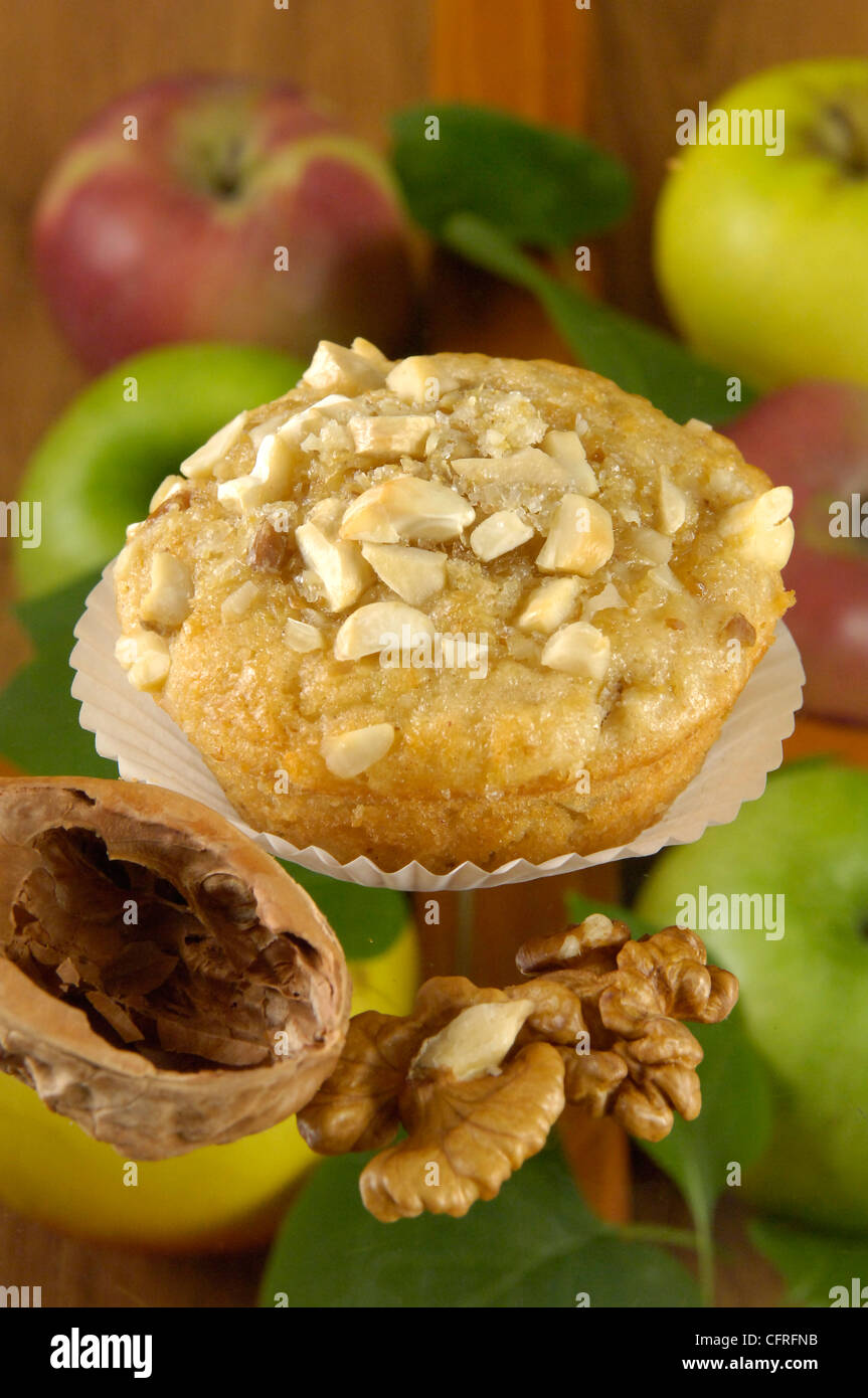 Schön und lecker Muffins mit Apfel. Wir haben Äpfel als Hintergrund verwendet. (Studio-Foto) Stockfoto