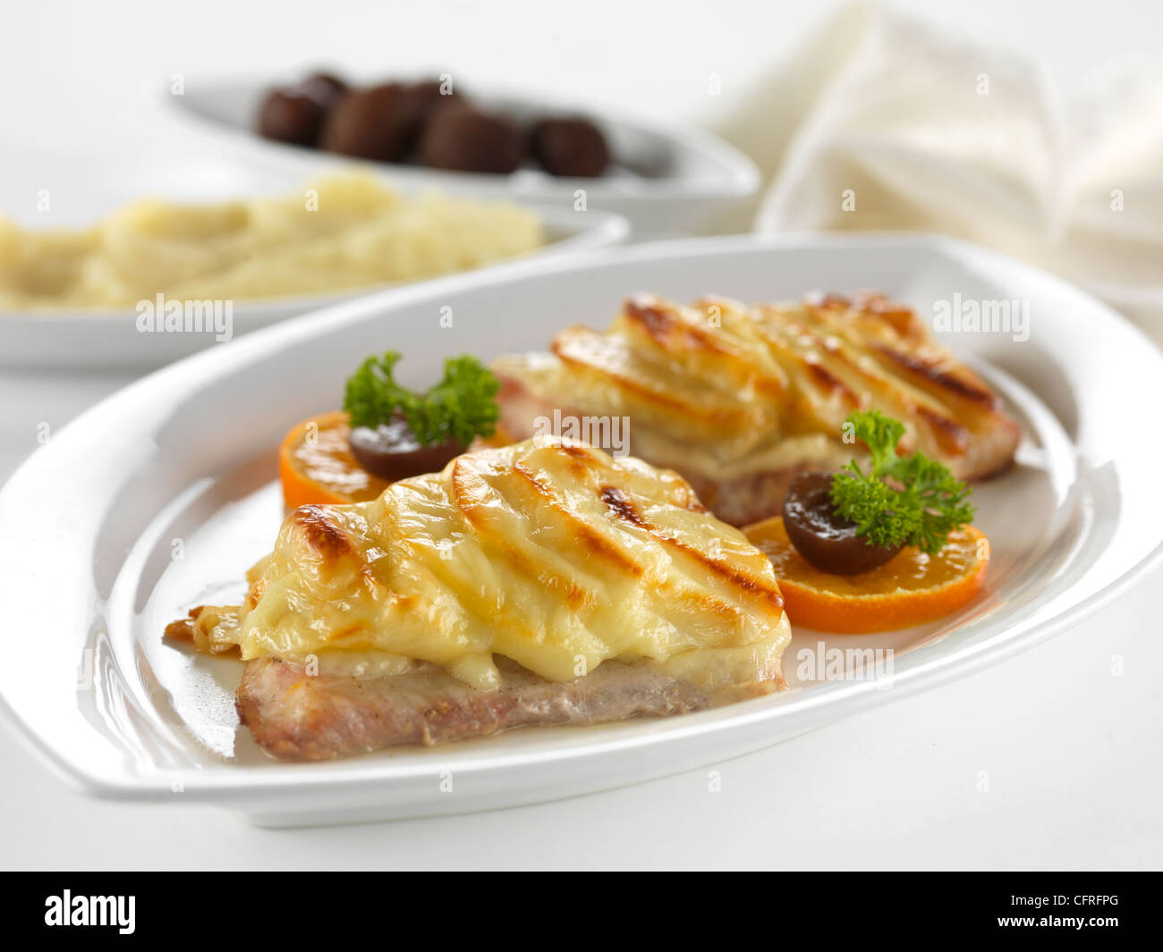 Schön und lecker Wels Lebensmittel auf weißem Porzellanteller. (Studio-Foto) Stockfoto