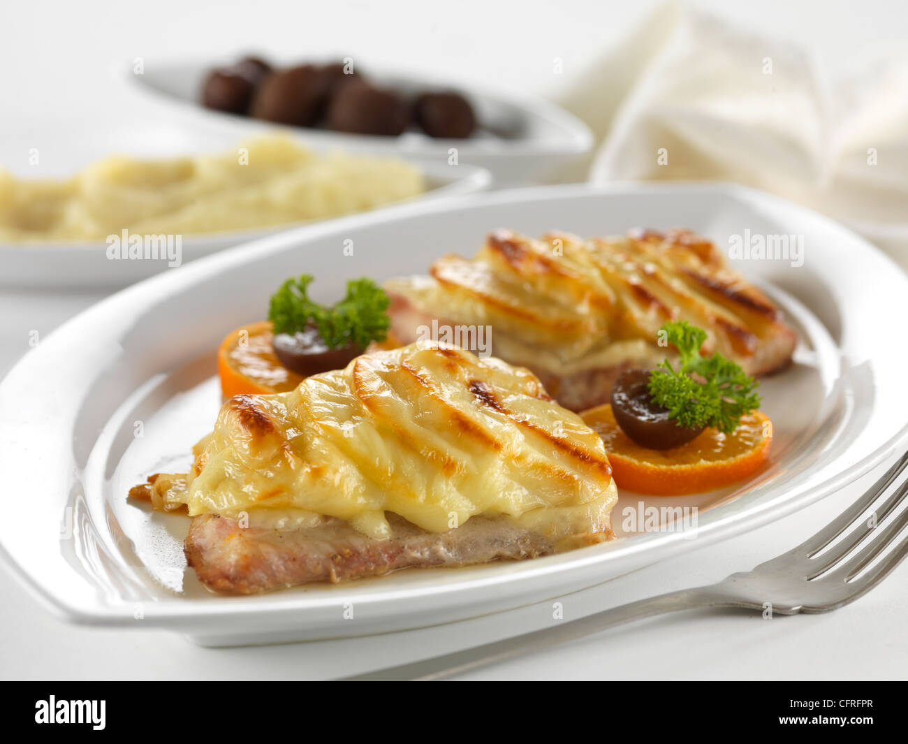 Schön und lecker Wels Lebensmittel auf weißem Porzellanteller. (Studio-Foto) Stockfoto