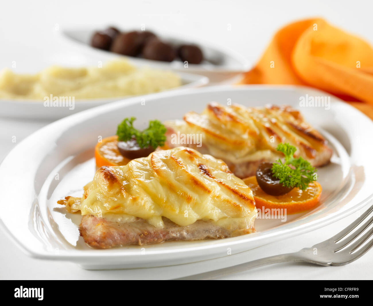 Schön und lecker Wels Lebensmittel auf weißem Porzellanteller. (Studio-Foto) Stockfoto