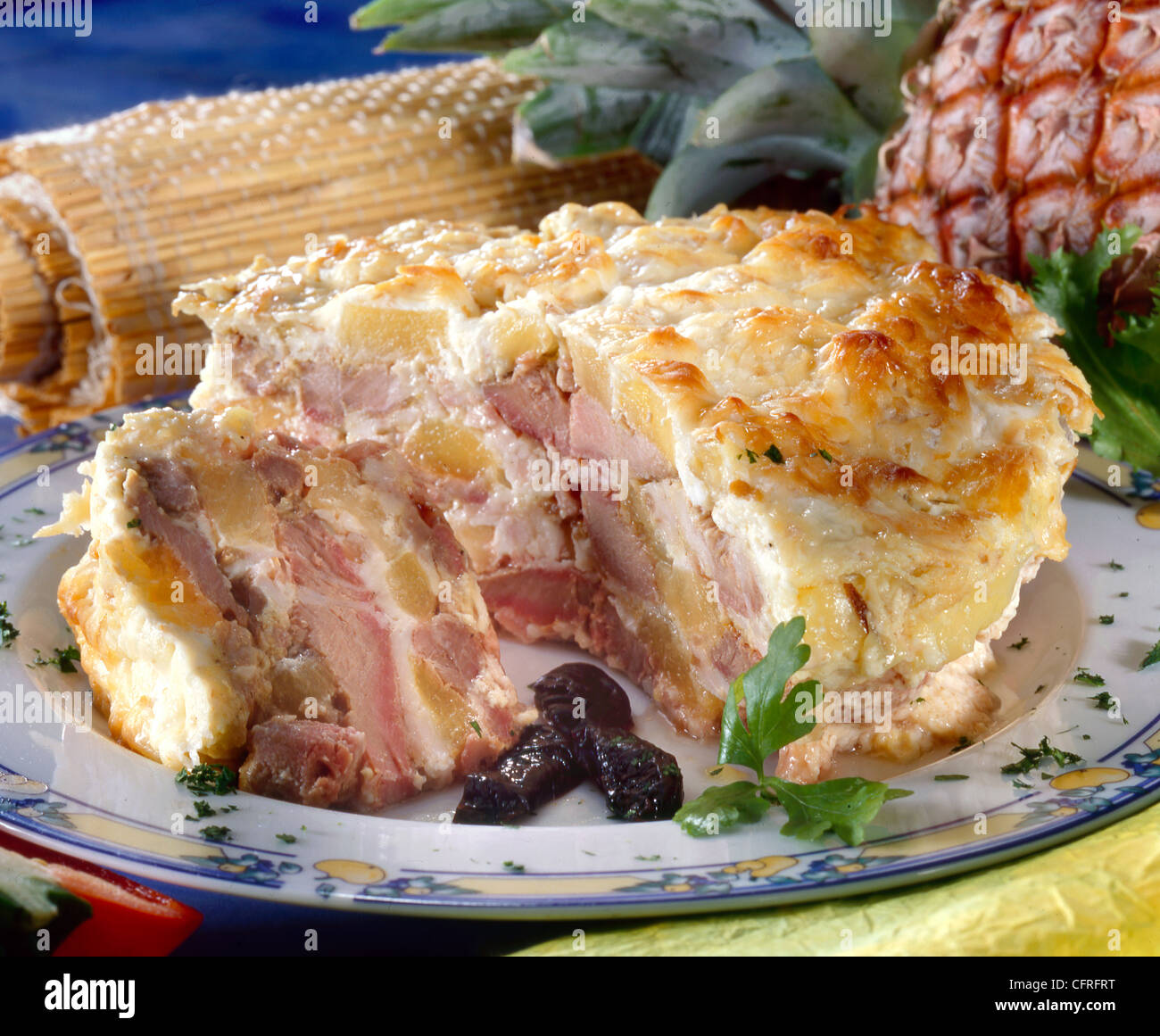 Schön und lecker Essen auf weißem Porzellanteller. (Studio-Foto) Stockfoto