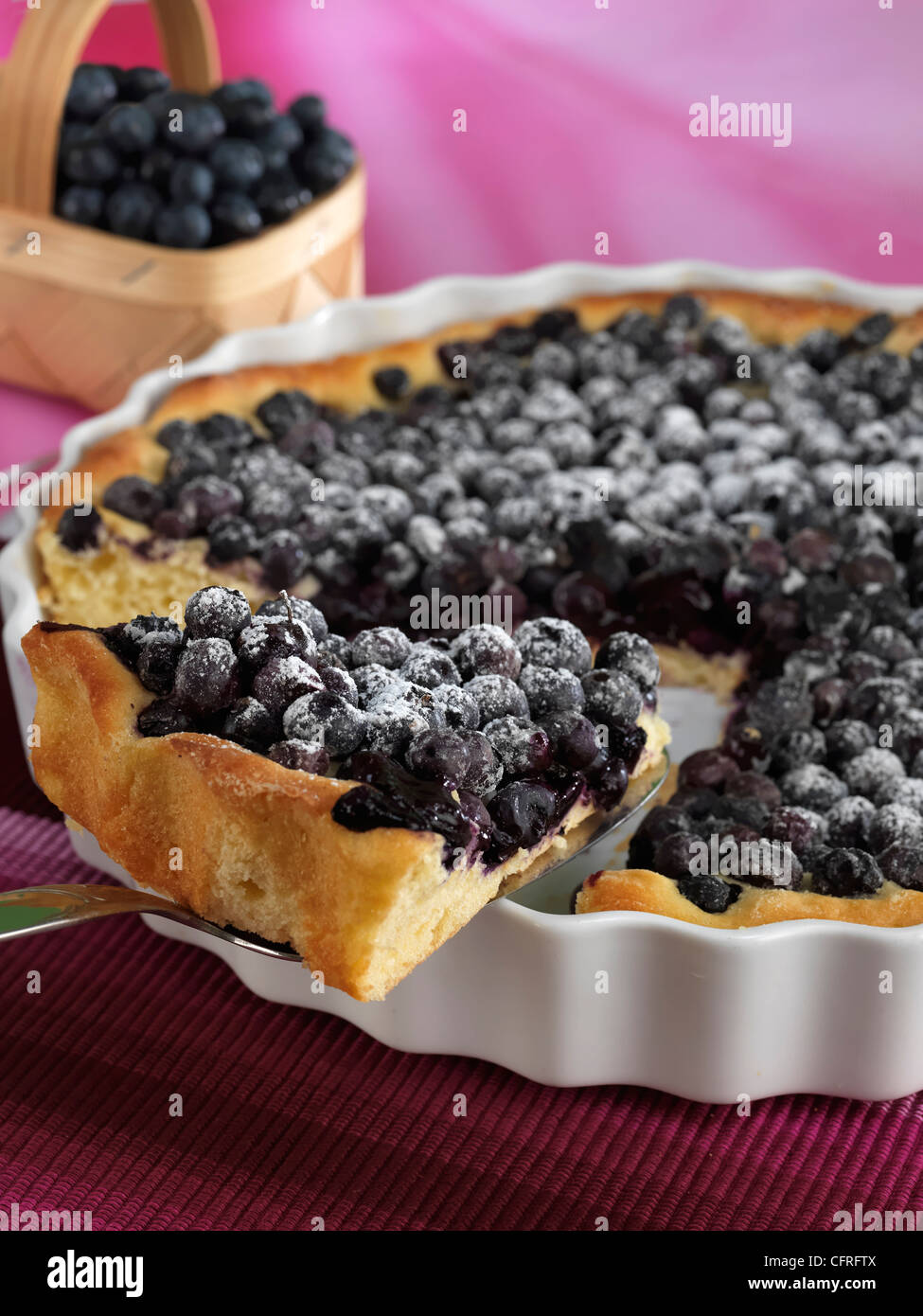 Schöne und elegante Blaubeerkuchen aus weißem Porzellan. (Studio-Foto) Stockfoto