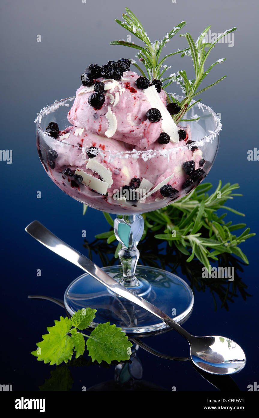 Schön und elegant Eis im Becher mit Heidelbeeren. Das Foto wurde im Studio. Stockfoto