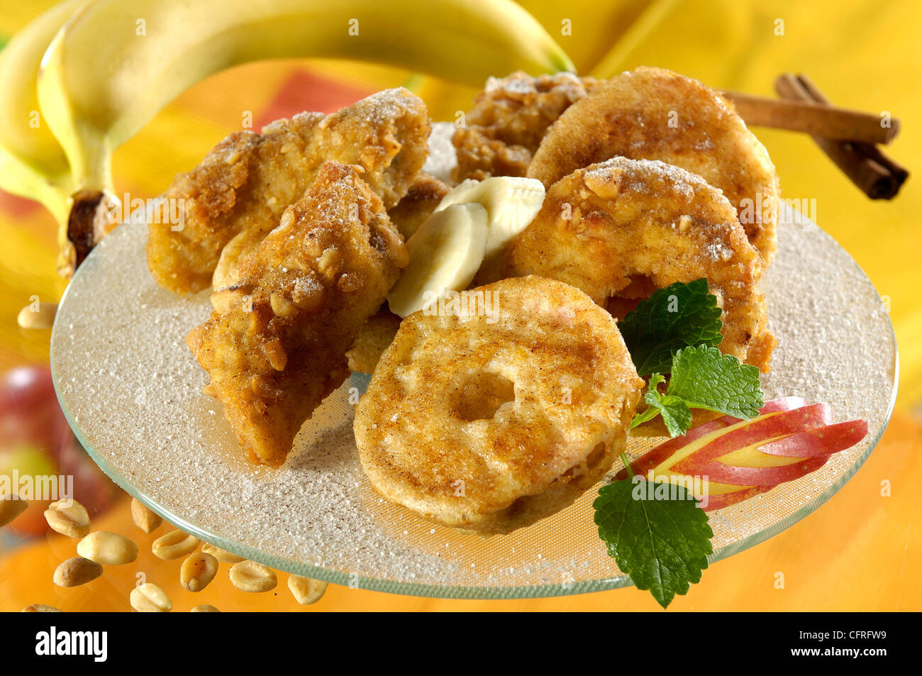 Schön und lecker gebratenen Apfel und Banane auf weißem Porzellanteller. (Studio-Foto) Stockfoto
