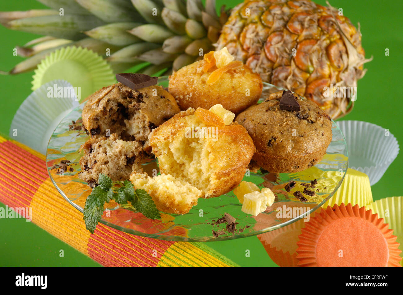 Schöne und exotische Ananas Muffin auf Glasplatte. (Studio-Foto) Stockfoto