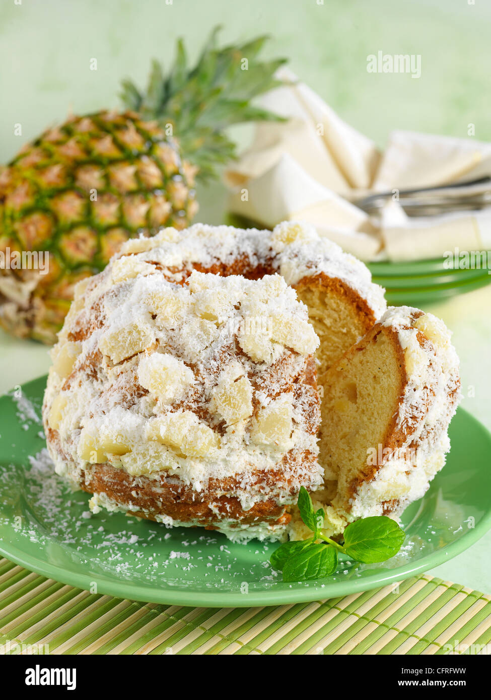 Bundt mit Ananas und Kokosnuss (im Foto-Studio) Stockfoto