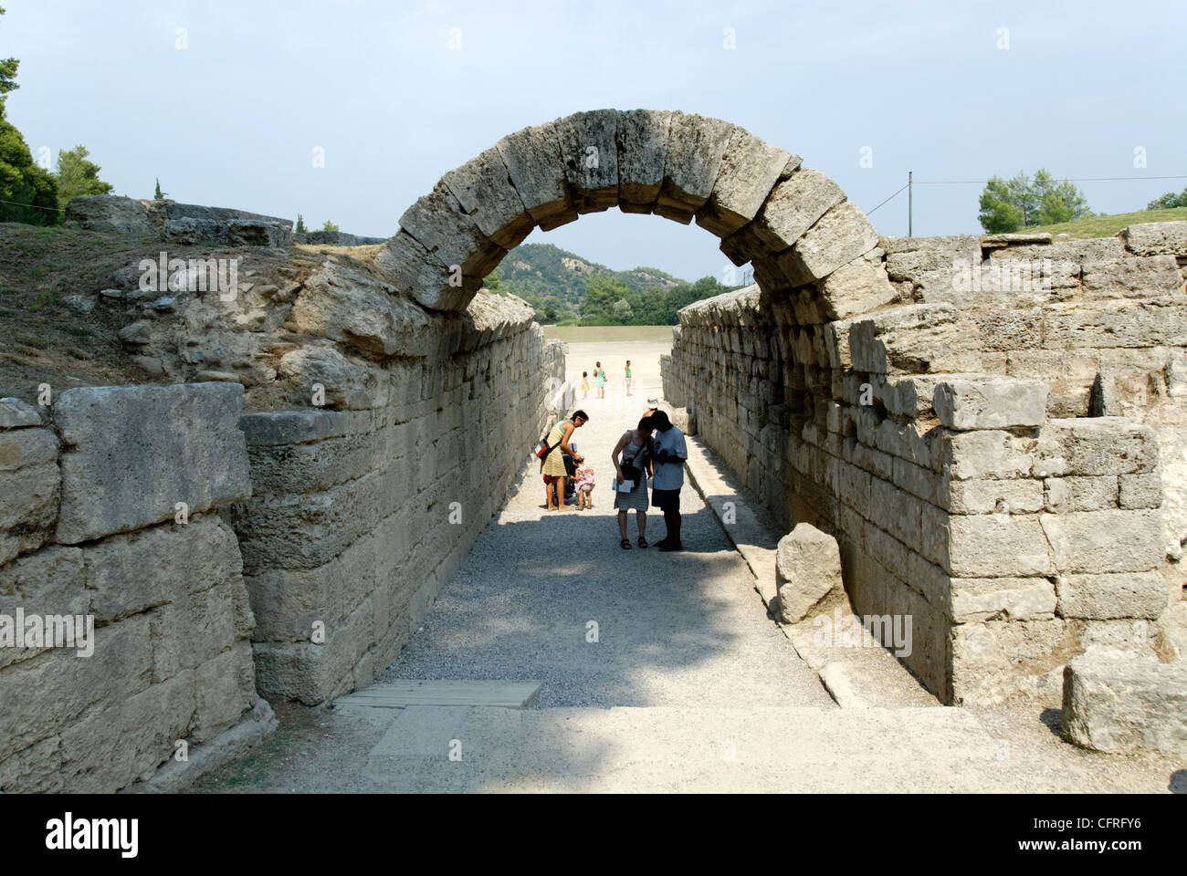 Olympia. Peloponnes. Griechenland. Blick auf die gewölbte Eingangstunnel zum antiken Olympia Stadion und Laufstrecke. Stockfoto