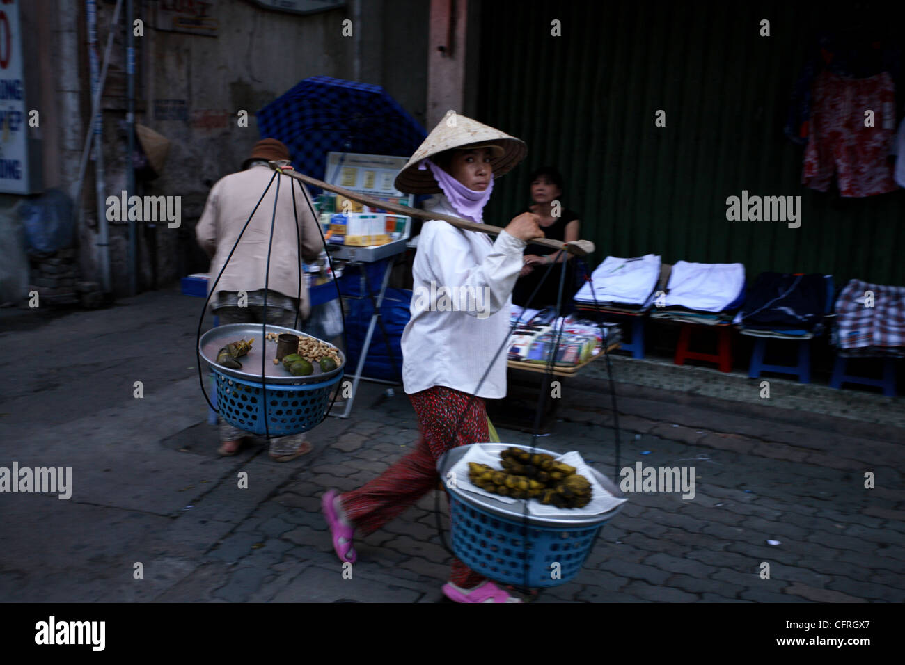 Frau verkaufen, Vietnam. Traditionellen Hut konischen. Stockfoto