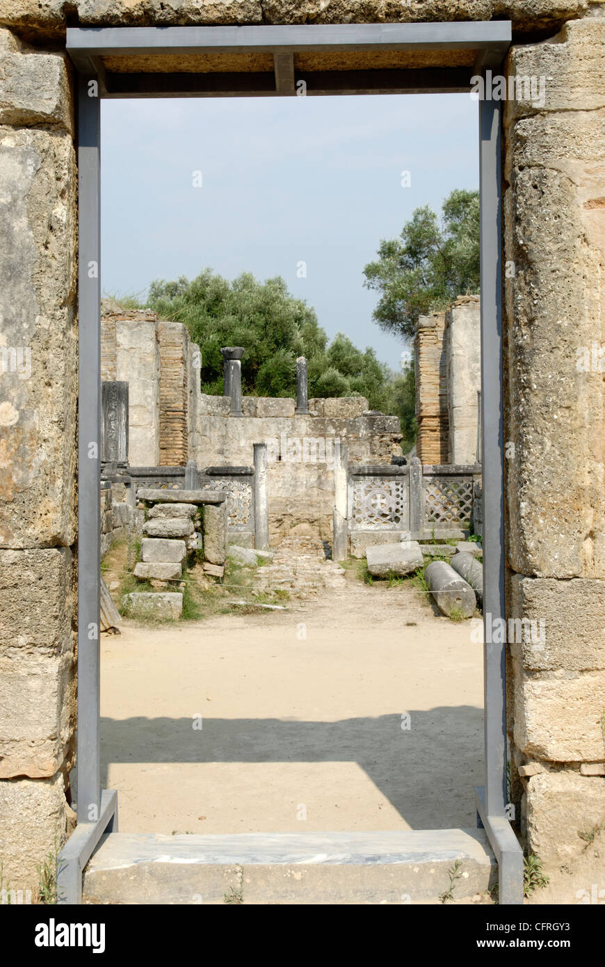 Die Ruinen von einer frühen Christian Basilica 435 und 451 n. Chr. aus und errichtet auf den Ruinen der Werkstatt des Phidias. Olympia. Stockfoto