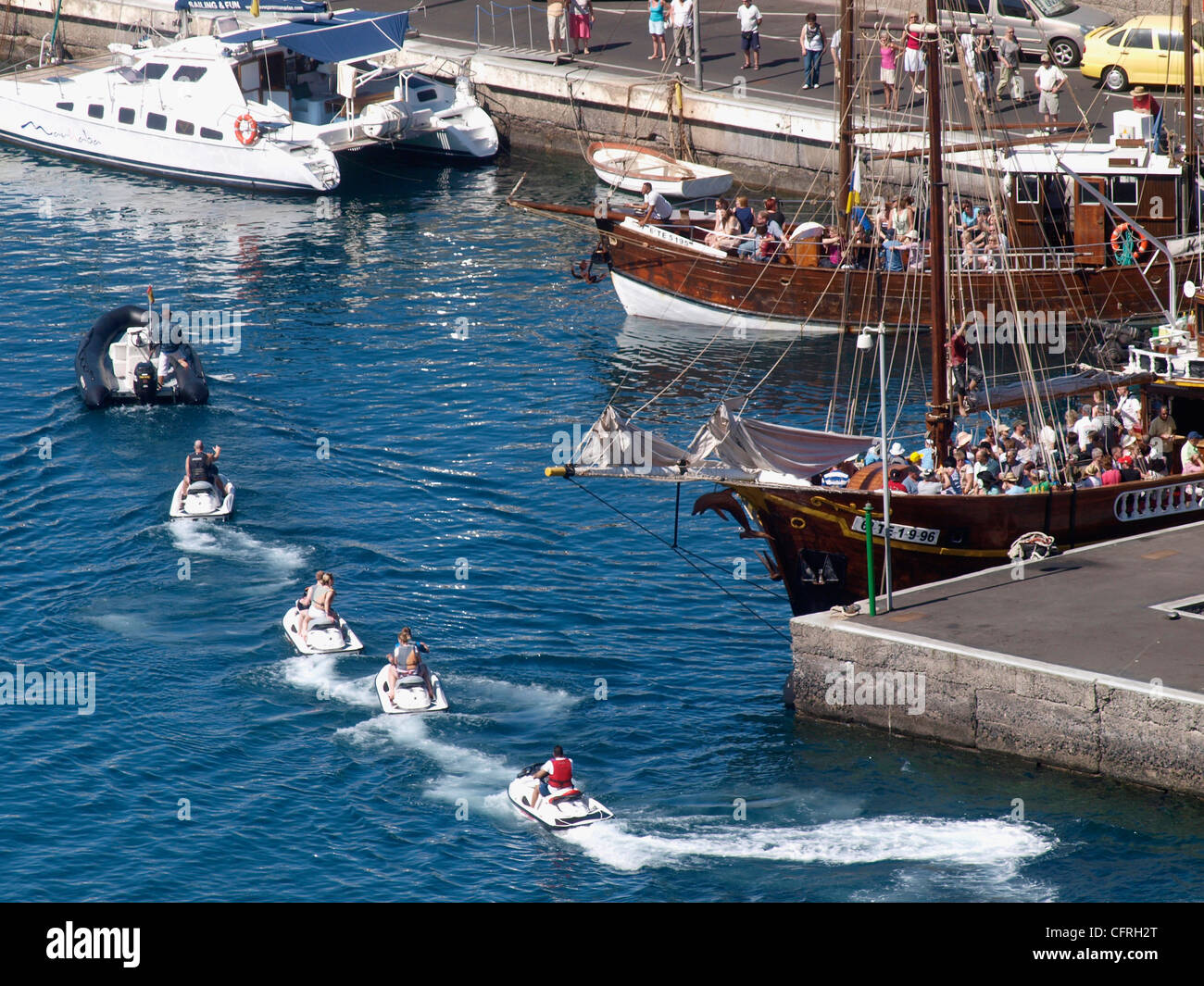 JET-SKI-SAFARI, DIE RÜCKKEHR ZUM HAFEN VON LOS GIGANTES UND MEER-TENERIFFA-SPANIEN Stockfoto