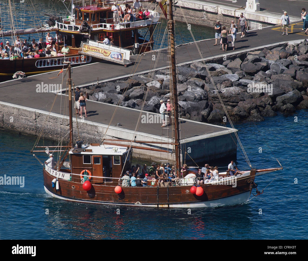 BOOT VERLASSEN LOS GIGANTES HAFEN WHALE AND DOLPHIN WATCHING REISE TENERIFFA SPANIEN Stockfoto