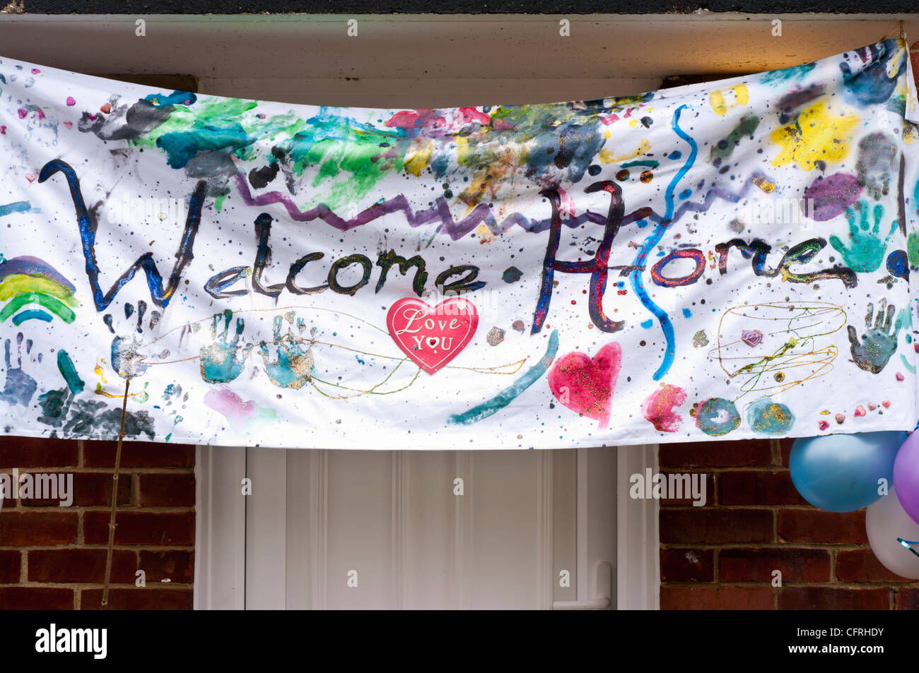 Welcome Home Banner schwebt über einer Haustür Stockfoto