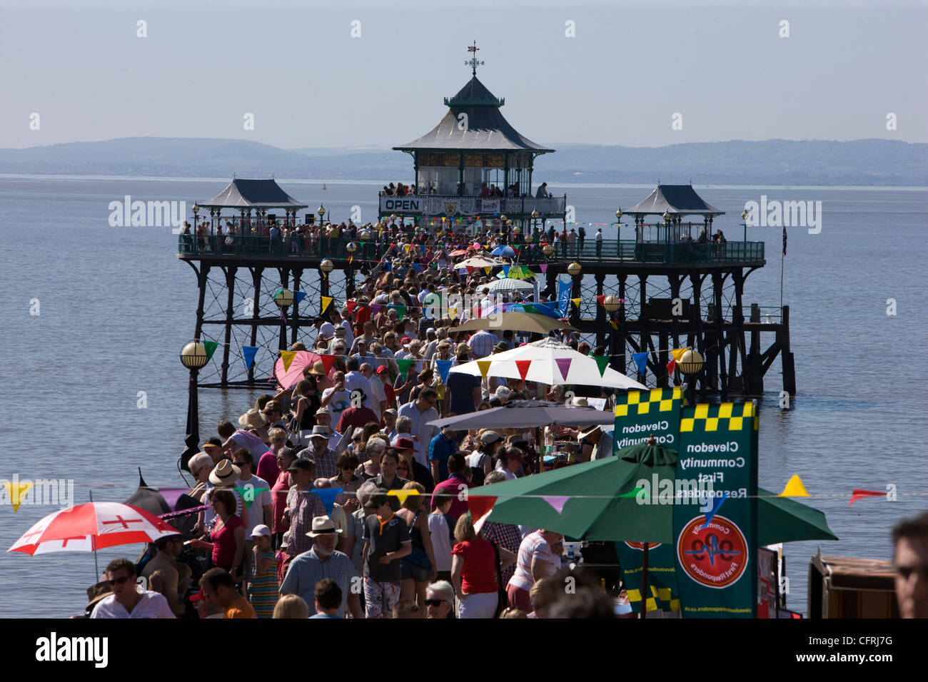 Tag der offenen Tür Massen auf Clevedon Pier während eines Sommers Stockfoto